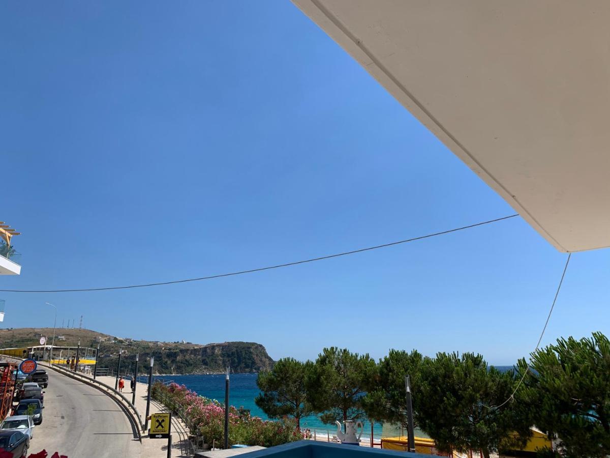 Las Nubes Rooms Himare Exteriör bild