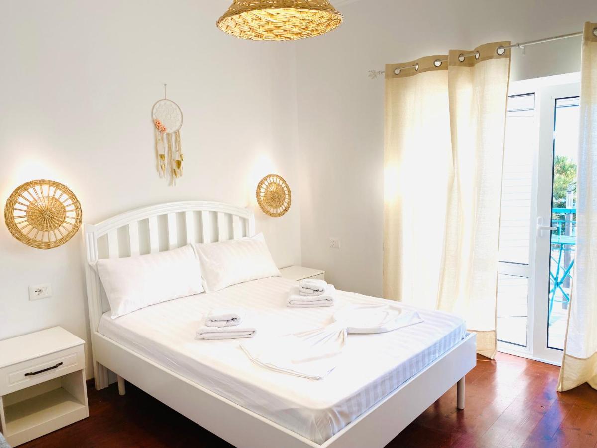 Las Nubes Rooms Himare Exteriör bild