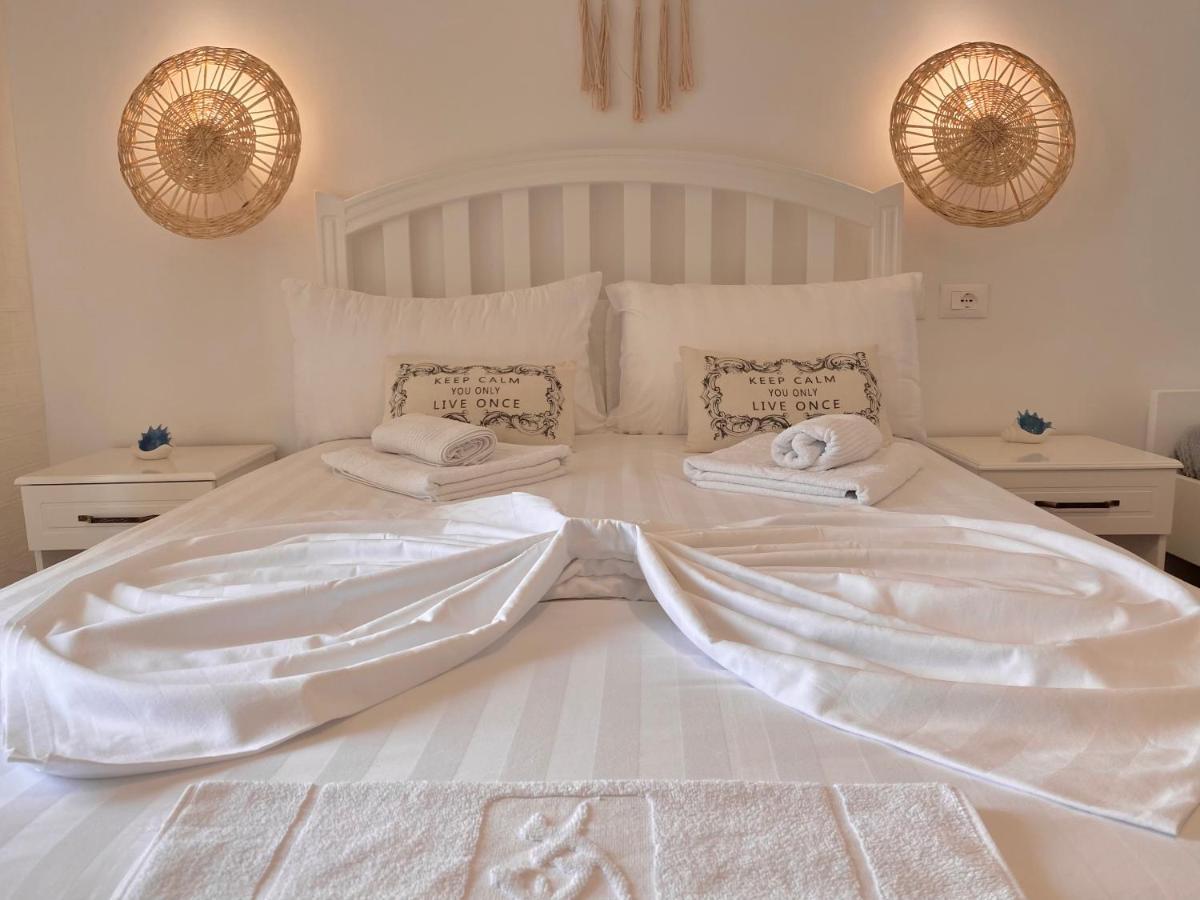 Las Nubes Rooms Himare Exteriör bild